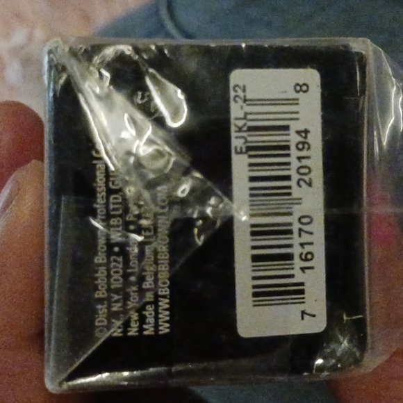 BOBBI BROWN FULL COVERAGE FOUNDATION - Picture 3 of 3